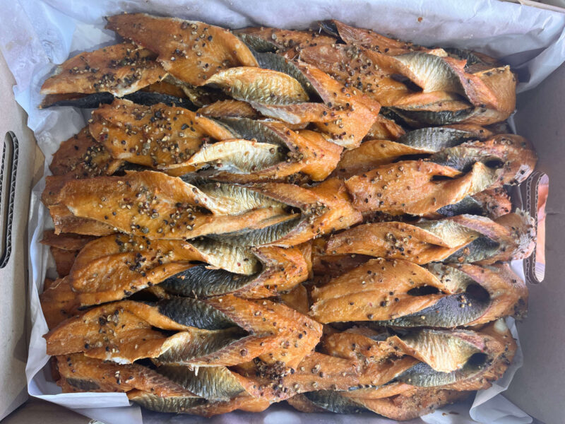 Faworki śledziowe z pieprzem