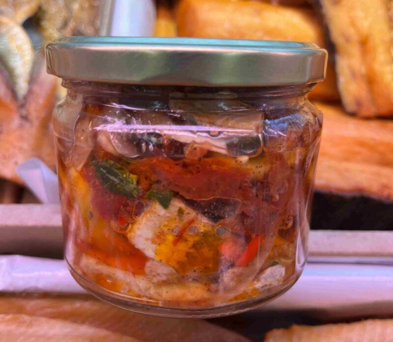 Śledź z suszonymi pomidorami i chili