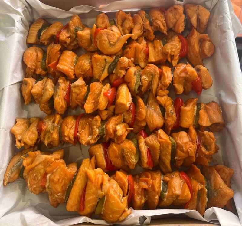 Szaszłyk z łososia z papryką