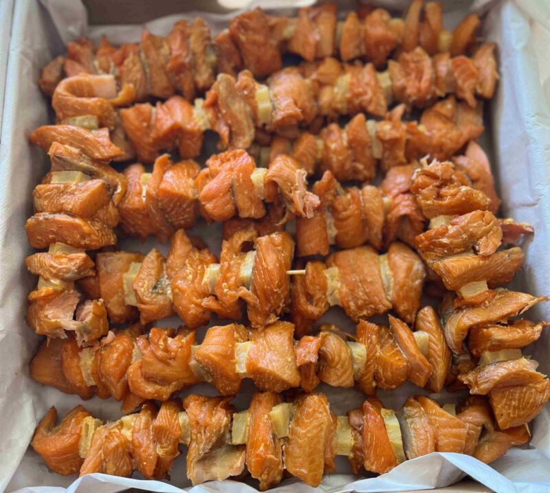 Szaszłyk z łososia z ananasem