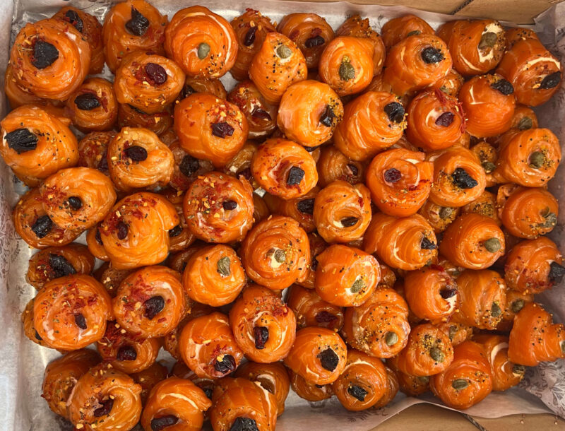 Mini różyczki z łososia
