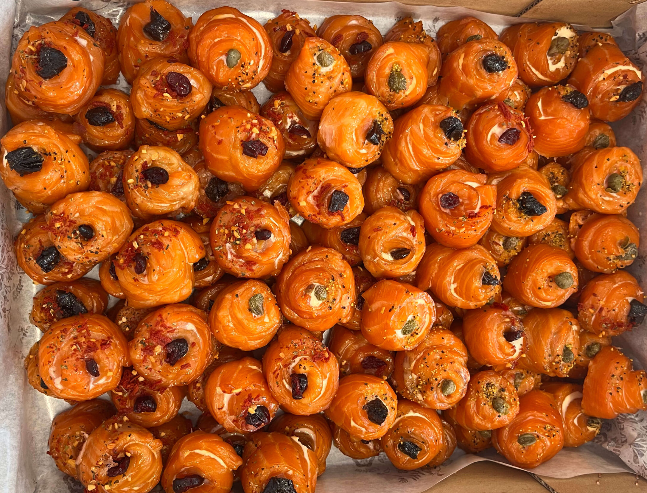 Mini różyczki z łososia